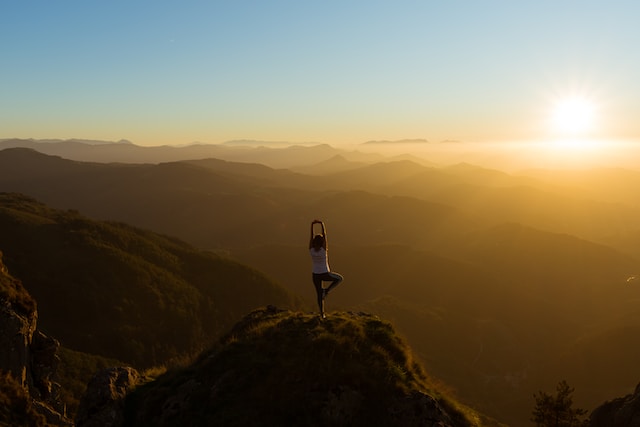 yoga en haut d'une montagne